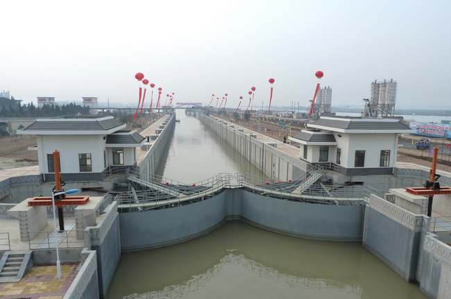 公司承建的京杭运河邵伯三线船闸工程通航
