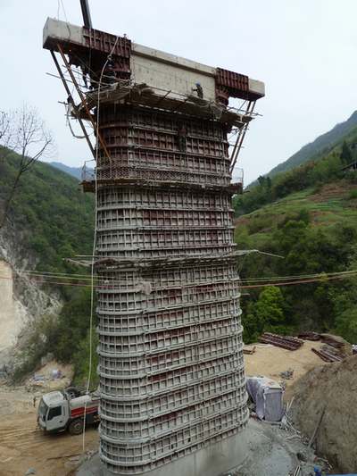 公司承建的兰渝铁路柳家河大桥完成首个墩柱施工
