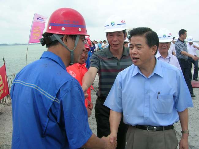 广东省省长黄华华视察公司南澳大桥工地