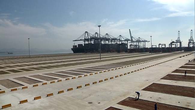 公司承建的国内面积最大的集装箱泊位堆场完工