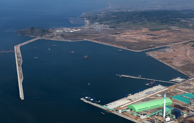 公司承建的长兴岛北港区防波堤及围堰工程竣工