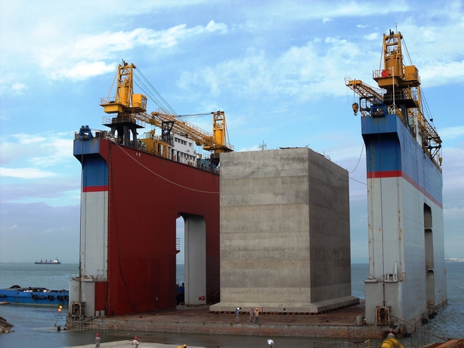 公司承建的国投湄洲湾煤炭码头一期工程首座沉箱顺利出运