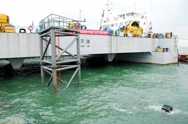 港珠澳大桥首节沉管完成历史性海底对接