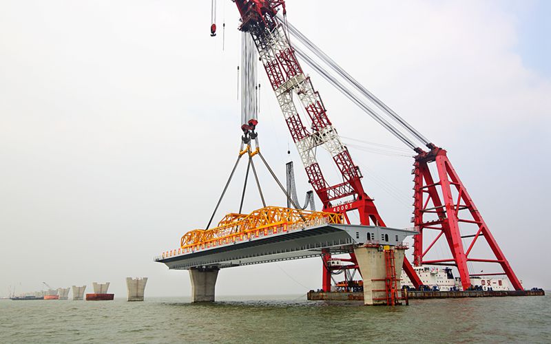 公司成功在深海区架设港珠澳大桥首跨钢箱梁