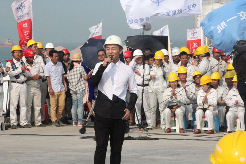 心连心艺术团到公司港珠澳大桥施工现场进行“五一”慰问演出