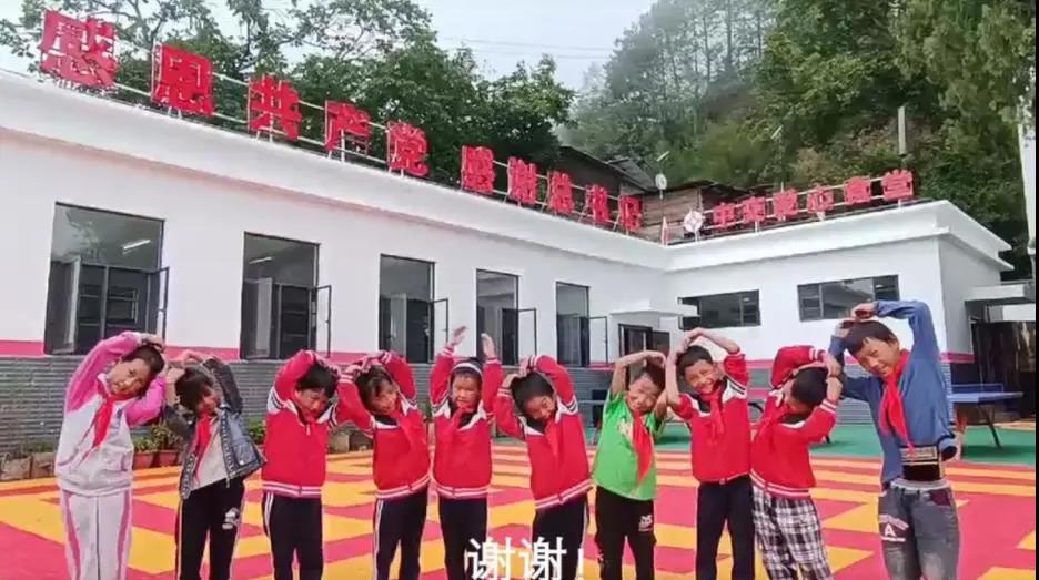 中交一航局出资援建的云南怒江泸水市北甸村小学“中交爱心食堂”正式启用