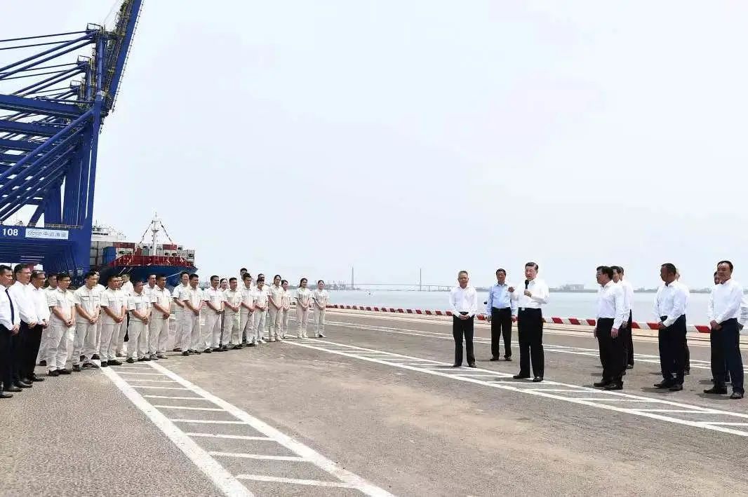 习近平总书记到一航局参建的海南洋浦国际集装箱码头小铲滩港区考察