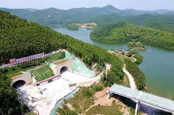 平南高速项目全线隧道双线贯通