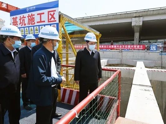 黑龙江省长胡昌升到哈尔滨地铁3号线河松街站调研